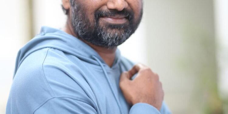 చిన్న సినిమాకు స్పేస్ ఇవ్వండి.. నాకు అవకాశం ఇస్తే ఆర్ఆర్ఆర్ లాంటి సినిమా చేస్తాను! : రోటి కపడా రొమాన్స్ చిత్ర దర్శకుడు విక్రమ్ రెడ్డి