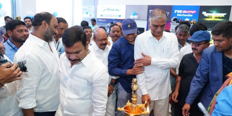 అర్జున్ టీవియస్ షోరూంను ప్రారంభించిన హరీశ్రావు