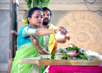 అమృతేశ్వరునికి అభిషేకిస్తూ పరవశించిపోయా !