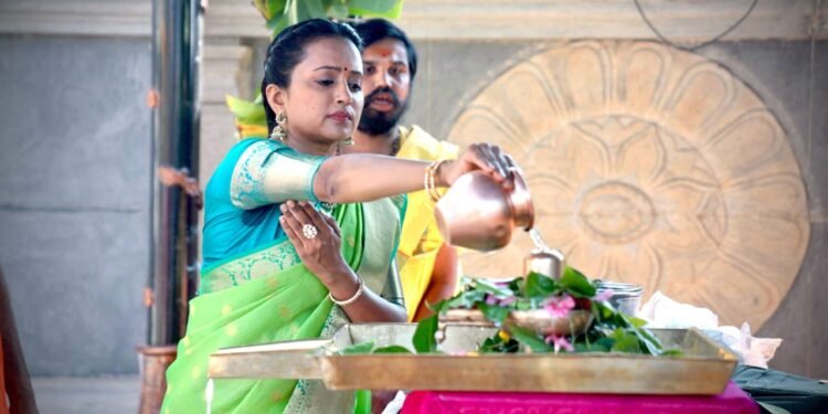 అమృతేశ్వరునికి అభిషేకిస్తూ పరవశించిపోయా !