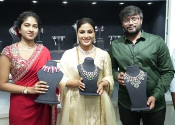 సందడి చేసిన సినీనటి సంయుక్త మీనన్