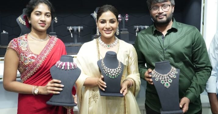 సందడి చేసిన సినీనటి సంయుక్త మీనన్