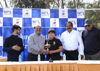 సినీ గేయ రచయిత అనంత్ శ్రీరాం చేతుల మీదుగా విజేతలకు సన్మానం