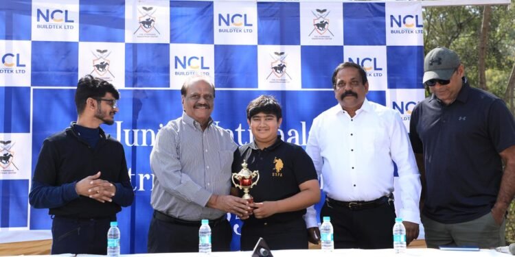 సినీ గేయ రచయిత అనంత్ శ్రీరాం చేతుల మీదుగా విజేతలకు సన్మానం