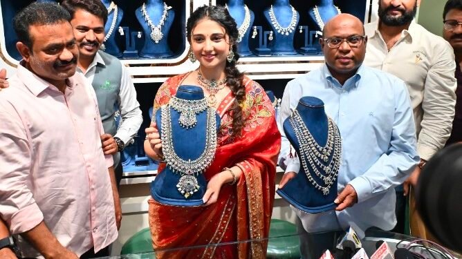 విజయనగరం లో గోయాజ్‌  సిల్వర్‌ జ్వువెలరీ షోరూం ప్రారంభించిన సినీనటి రితికా నాయక్
