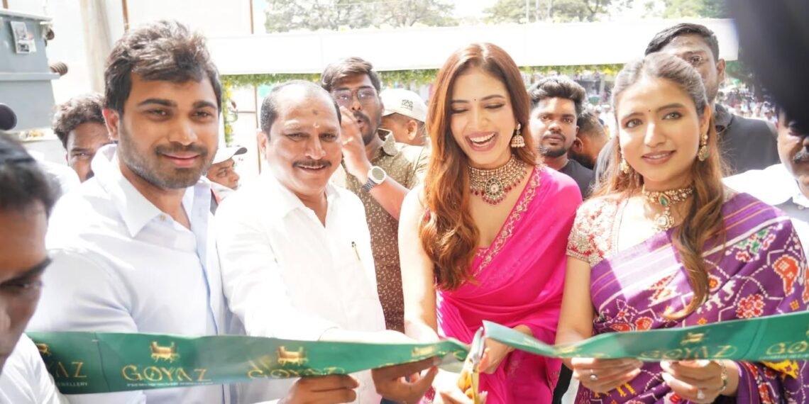 అనంతపురంలో సందడి చేసిన సినీనటి మాళవిక మోహన్