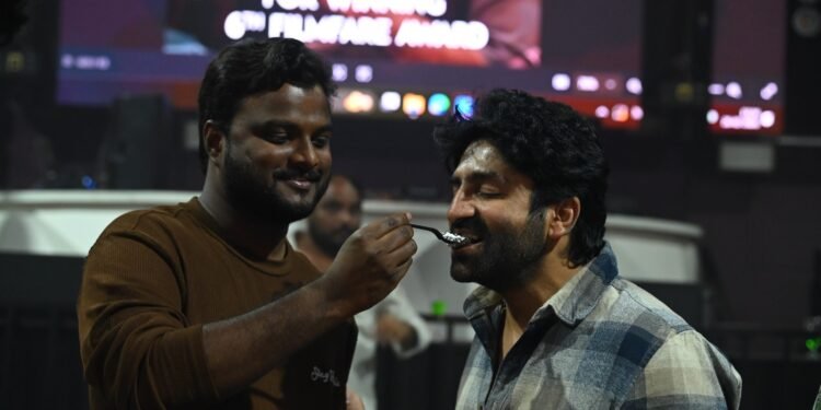 ఫిలిం ఫేర్ అవార్డును అందుకున్న ప్రముఖ కొరియోగ్రాఫర్ శేఖర్ మాస్టర్ ను సత్కరించిన “బొమ్మ హిట్” చిత్ర యూనిట్