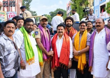 ఖైరతాబాద్‌ మహా గణపతిని దర్శించుకుని పూజలు చేసిన వేదవ్యాస్‌ సినిమా టీమ్‌…