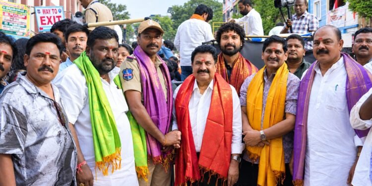 ఖైరతాబాద్‌ మహా గణపతిని దర్శించుకుని పూజలు చేసిన వేదవ్యాస్‌ సినిమా టీమ్‌…