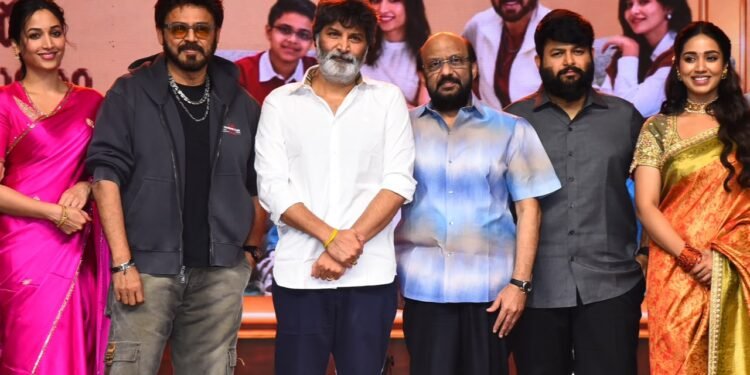 ‘ఆదర్శ కుటుంబం’ మీ అందరికీ ఖచ్చితంగా నచ్చుతుంది.. సిక్సర్ కొట్టబోతున్నాం : విక్టరీ వెంకటేష్